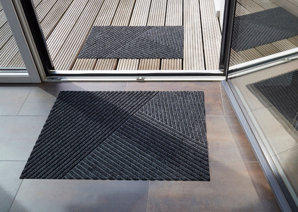 Stripes dark grey 45x75 cm