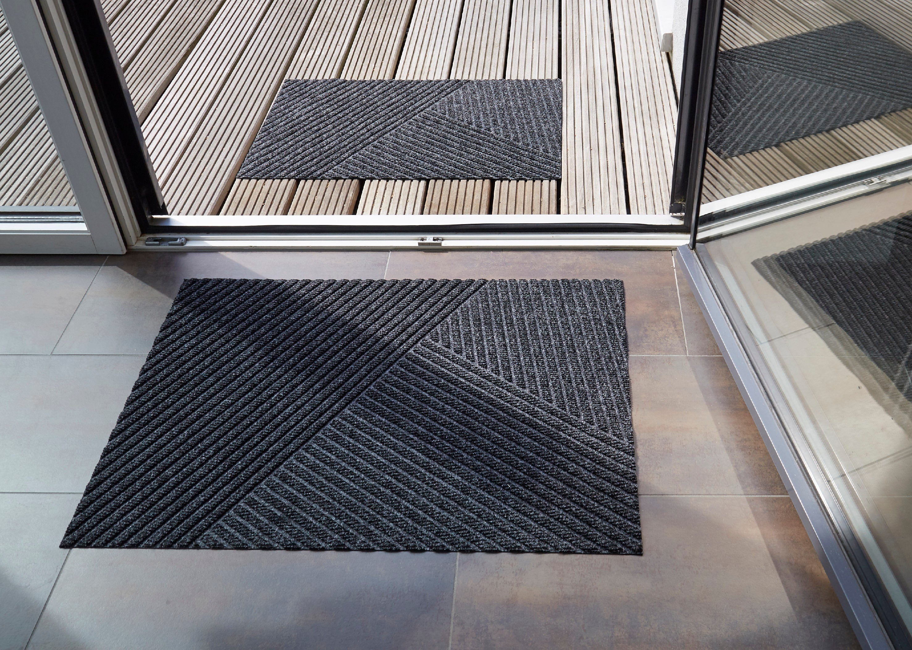 Stripes dark grey 45x75 cm