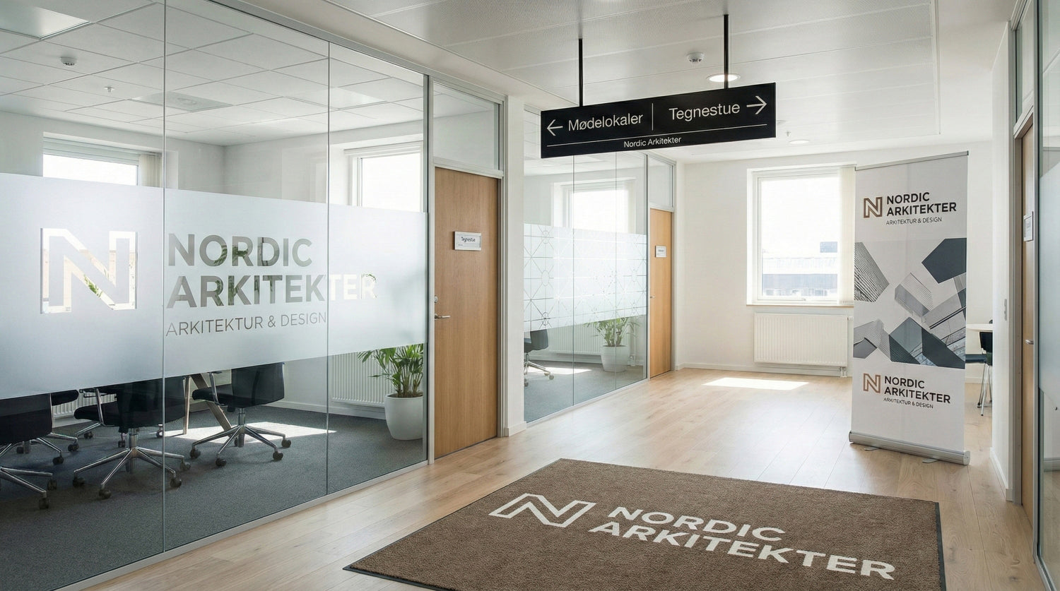 Indendørs skiltning, folie til glasvæg, roll up, måtte med logo og dørskilte - Brand Me