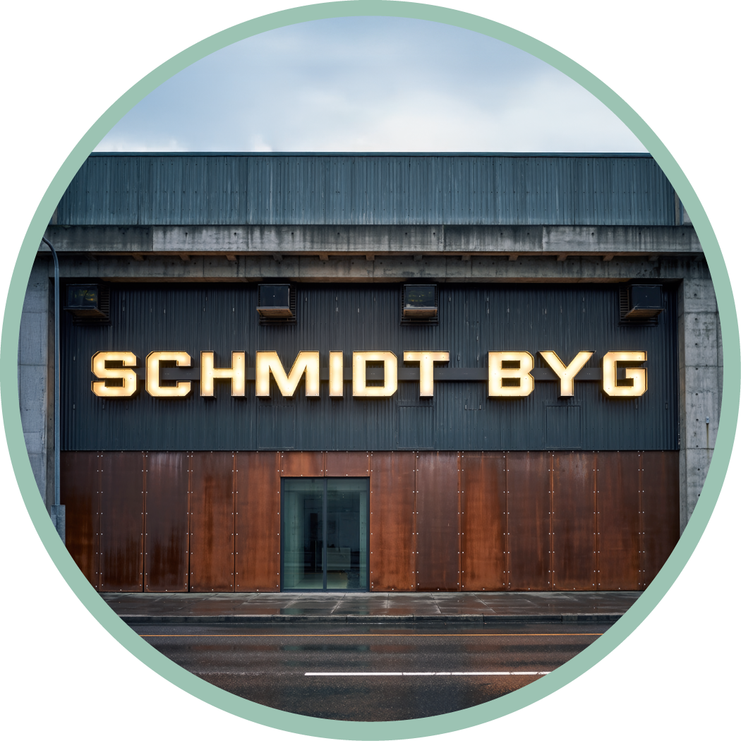 Industrielt lysskilt med LED til Schmidt Byg facade i Aarhus